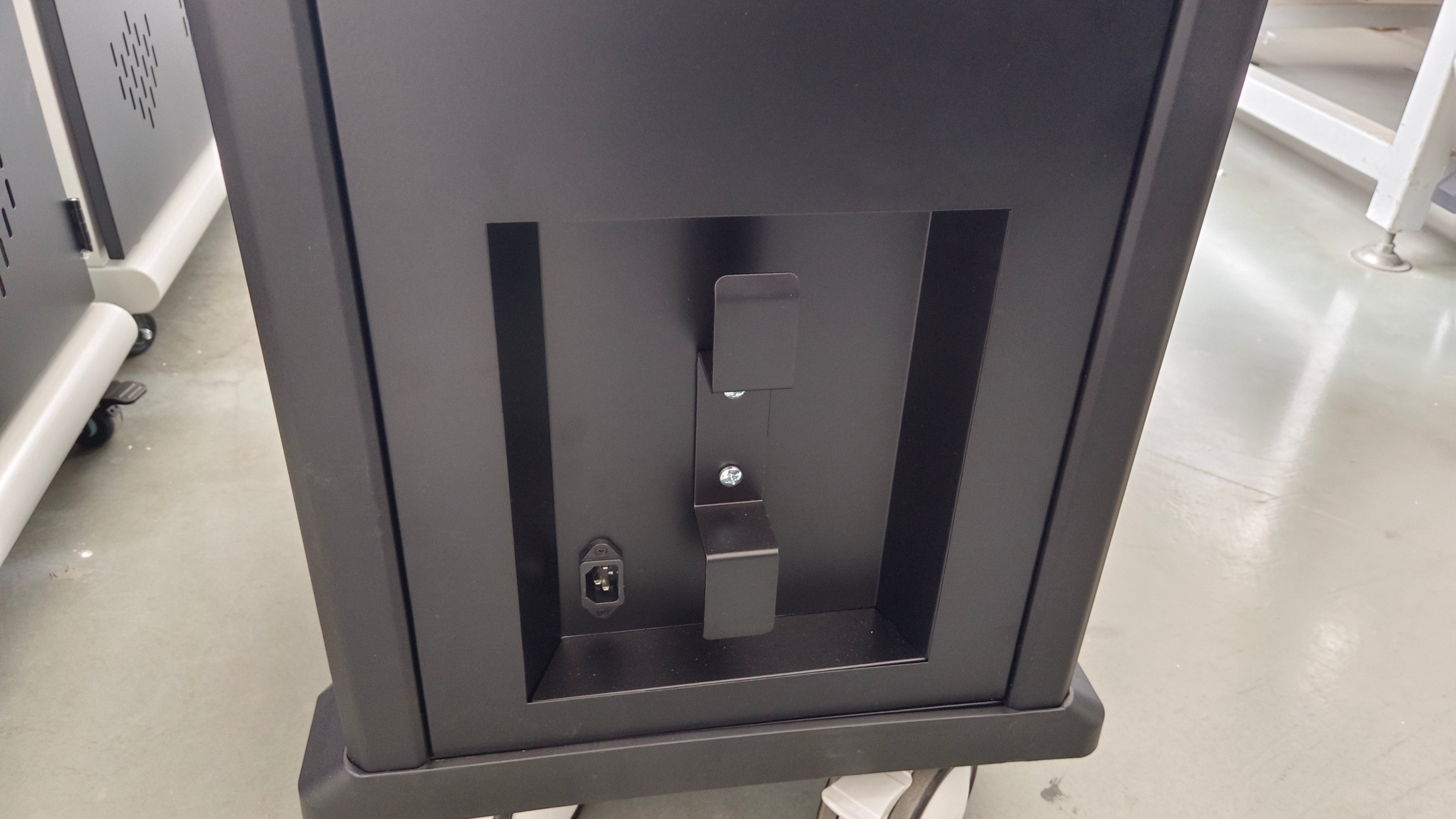Tablet Charging Cabinet/Cart Suitable for Tablets up to 11 Inches, 32-BIT Workstation, Black (RM32)