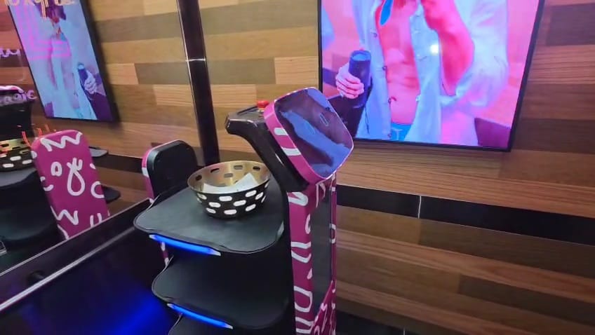 Smart Delivery Robots: Redefining Hotel and Office Service with Elevator Integration Introduction: The Rise of Autonomous Delivery