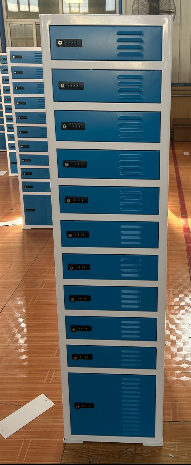 Charging Lockers vs. Charging Carts: Which Is Right for Your School or Office?