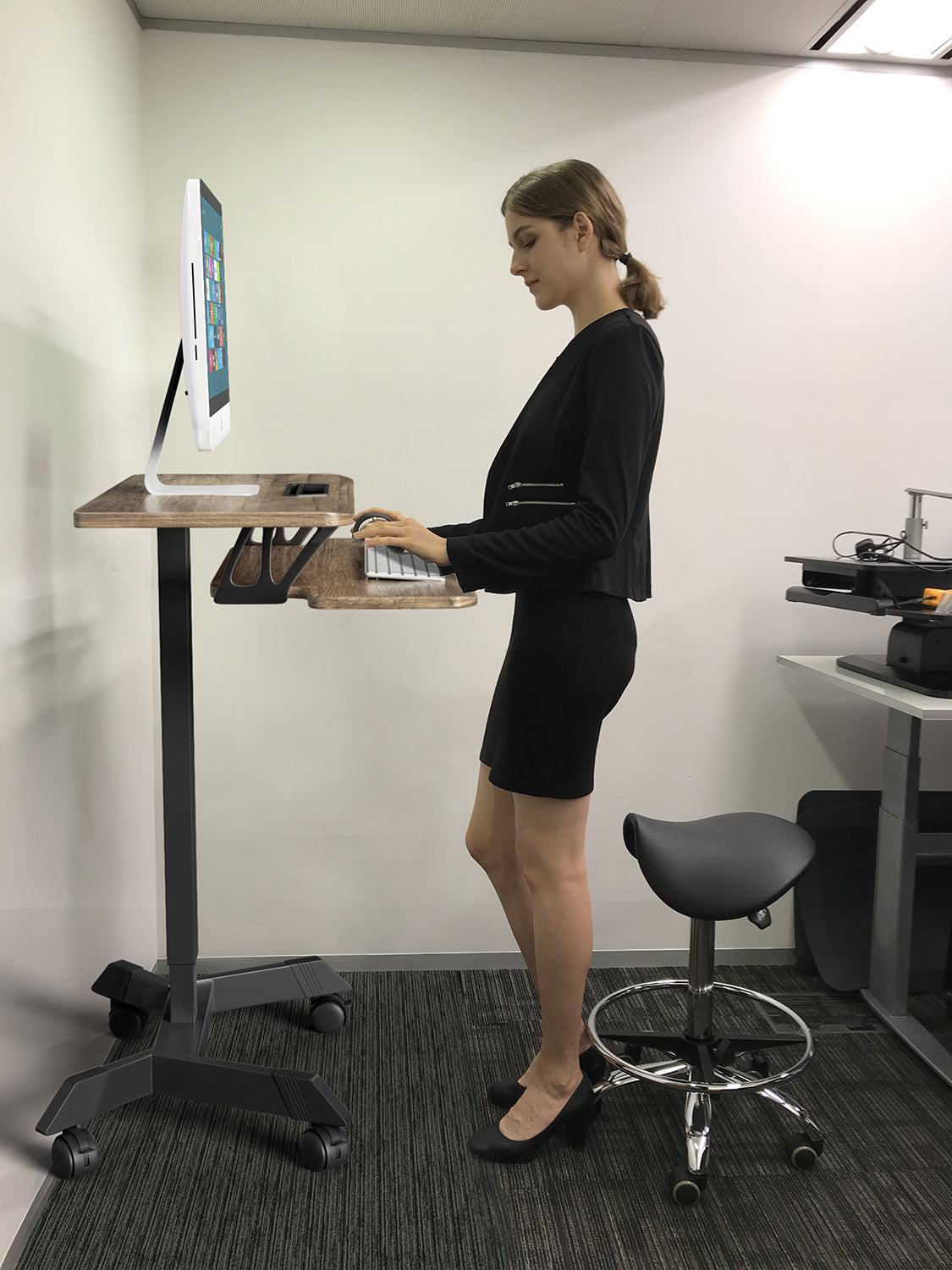 Portablemovable standing desk with wheels